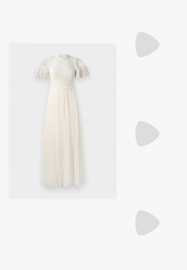 Lange witte jurk met een getextureerde bloemen-buste, doorschijnende pofmouwen en een gelaagde, geplooide tule rok met subtiele stippenpatronen.; Zwart patent slingback hak met een spitse neus, voorzien van een gestructureerde slangenprint, verstelbare band en een korte, gestructureerde blokhak.; Zwarte leren schoudertas met twee vo pockets, gouden gespen, ritsluiting en een smalle band. Tekstuur oppervlak en compacte rechthoekige vorm.; Gouden metalen oorbellen in de vorm van een gebogen, verlengde hoop. Kenmerkend zijn het gladde, glanzende oppervlak en de afgeronde punt voor extra detail.
