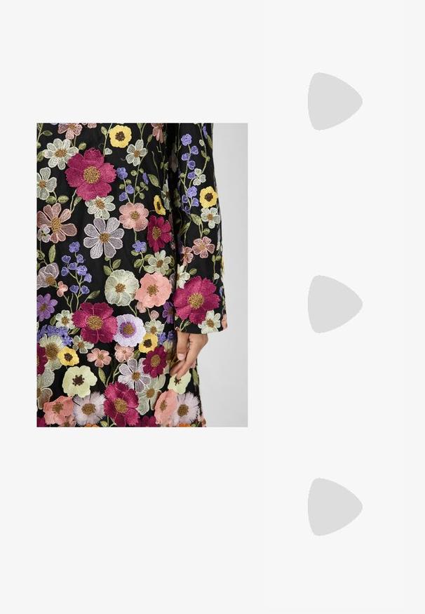 YAS YASFLOWERING DRESS - Kokteiļkleita/ballīšu kleita - black; ALDO CRERIDE PILLOW WALK - Sandales - beige; Melnas ādas saķeres soma ar atloku un zelta metāla sprādzi. Ietver melnu siksnu un elegantu, minimālistisku dizainu.; Zelta auskari ar gludu, spīdīgu apdari. Apaļš dizains, kas ietver mazu tapu un caurspīdīgu pamatni drošai valkāšanai.