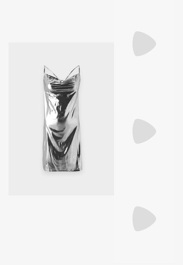 Vestido slip prateado feito de tecido brilhante. Apresenta alças finas e um design drapeado com uma textura suave. Sem padrões ou detalhes.; Sapato slingback preto em pele patentada com bico apontado, tiras no tornozelo apresentando fivelas e acessórios prateados, e um salto elegante.; Bolsa transversal de couro castanho com um formato curvado, ferragens douradas e um detalhe de fivela. Inclui uma alça de ombro destacável.; Brincos em tom de ouro com formas onduladas e texturizadas. Inclui studs escultóricos com presilha e um design de argola aberta com um acabamento martelado.