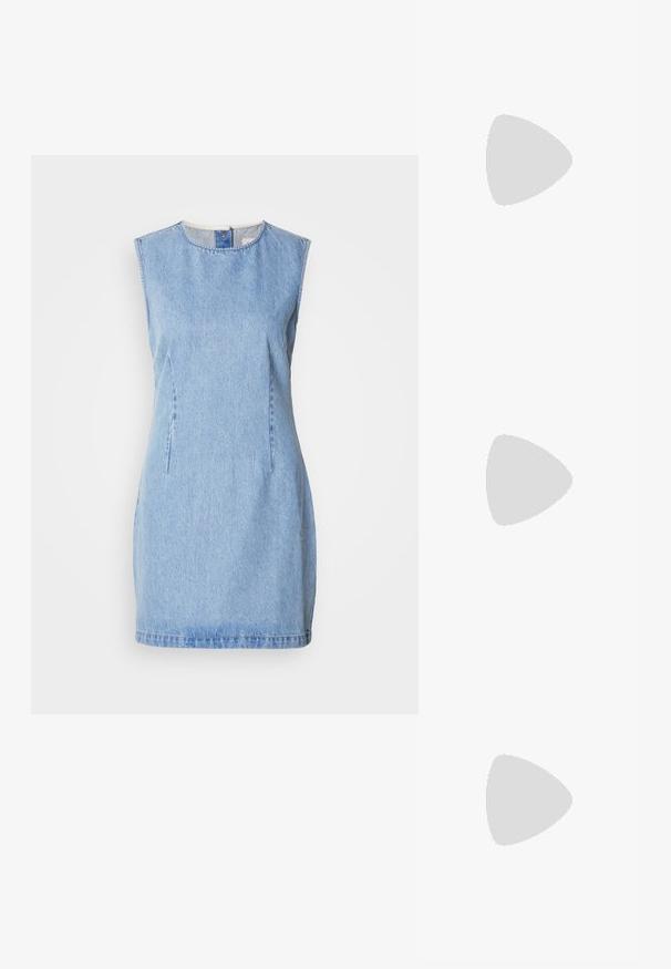 Δερμάτινο φόρεμα σε ανοιχτό μπλε, χωρίς μανίκια, με στρογγυλή λαιμόκοψη και λεπτομέρειες στις πλευρές. Διαθέτει ίσια γραμμή και ελαφριά υφή.; Ναυτικό μπλ�ε βαμβακερό t-shirt με κοντά μανίκια, φέρει λογότυπο "Calvin Klein" σε λευκό χρώμα στο κέντρο του μπροστινού μέρους. Στρογγυλή λαιμόκοψή, άνετη εφαρμογή.; Λευκό αθλητικό παπούτσι χαμηλού προφίλ με μαύρη ταμπέλα στη φτέρνα, πλατφόρμα, κορδόνια και λογότυπο "CK" της Calvin Klein στο πλάι.; Ασημένια σκουλαρίκια κρίκοι με υφή που διαθέτει κατακόρυφες ραβδώσεις. Κυκλικός σχηματισμός με ασφαλές κλείσιμο. Λείος φινίρισμα.