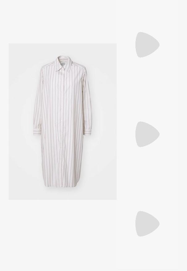 Mads Nørgaard YARPO CRISSY DRESS - Särkkleit - silver birch; Heled paar heleda beezžilederist valmistatud mokassiinide, millel on õmmeldud esiosa ja tekstureeritud must platvormkonts. Omab kaardus disaini ja kerget tõstet.; Mustad must silmad ovaalse kujuga ja tumedate läätsedega. Ahnuslik plastikraam, millel on reljeefsed aktsendid varsudel. Brändimine külgedel.; Hõbedased rõngaskõrvarõngad, millel on sile, läikiv viimistlus. Ümmargune kuju ja turvaline klõpsulatus. Kerge disain, sobib igapäevaseks kandmiseks.