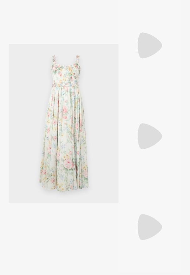 Florale maxi-jurk met een geregen lijfje, franje schouderbanden en pastelkleurige rozen- en blauwe bloemenpatronen op een lichte achtergrond.; Witte leren sneakers, laag model, met een gladde textuur, ronde neus, vetersluiting aan de voorkant en een klein geborduurd logo aan de zijkant.; Zwarte leren halfronde tas met een gouden hardware accent, voorzien van een ritssluiting. Draagt crossbody over een grijze trui.; Gouden knoopstuds met een gedraaide design. Elke oorring heeft een ronde transparante achterkant voor een veilige draagervaring.