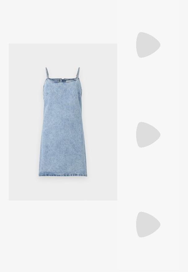 Vestido de ganga azul claro com alças finas, silhueta reta e bainha crua. Apresenta uma textura subtil e detalhes de fecho frontal.; Sapatilhas brancas de couro com uma sola branca espessa, detalhe em camurça preta no calcanhar e logótipo em relevo na lateral. Design com atacadores e seis ilhós.; Óculos de sol oversized pretos com forma geométrica, apresentando lentes escuras e um detalhe cinza em contraste na armação. Logotipo na haste.; Brincos de argola prateados com um acabamento suave e brilhante. Forma arredondada, design leve, com fecho de pino.