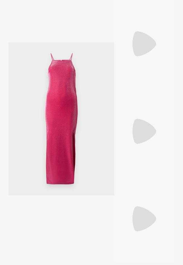 Vestido longo ajustado em tecido rosa brilhante com alças finas e uma fenda lateral. A textura reflete a luz, acrescentando um efeito cintilante.; Sapato slingback preto em pele patentada com bico apontado, tiras no tornozelo apresentando fivelas e acessórios prateados, e um salto elegante.; Bolsa de couro preta com forma curva, alça destacável e detalhes em dourado. A bolsa possui uma aba com detalhe de fivela.; Brincos em tom de ouro com formas onduladas e texturizadas. Inclui studs escultóricos com presilha e um design de argola aberta com um acabamento martelado.