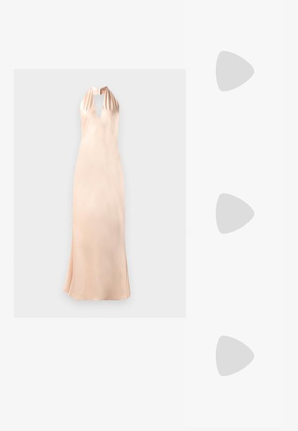 Halter neck kjole i lys fersken satin, med en dyb V-udskæring og en tætsiddende silhuet, samt en flared kant forneden.; Hvide lædersneakers, lavtop design, med en glat tekstur, rund tå, snørret front og et lille broderet logo på siden.; Sort læder halvmåne taske med en guldfarvet hardware detalje, der har en lynlåslukning. Båret som crossbody over en grå sweater.; Guldtonede knude-stud øreringe med et vredet design. Hver ørering har en cirkulær klar bagside for sikker brug.