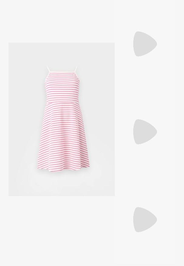 Trägerkleid in Weiß mit rosa horizontalen Streifen, tailliertes Oberteil, ausgestellt Rock, aus weichem Material. Verstellbare dünne Träger.; Weiße High-Heel-Sandale mit einem klobigen Absatz, die über ein Riemchendesign und ein Knöchelband verfügt. Glatte Textur mit einer Plattform vorne für zusätzliche Höhe.; Braune Schildpatt-Brille mit ovalen Gläsern, dünnen Bügeln und transparenten Akzenten. Verfügt über ein dezentes Logo am Bügel. Elegantes, leichtes Design.; Braune Leder-Crossbody-Tasche mit geschwungener Form, goldfarbenen Beschlägen und einer Schnallenakzentuierung. Verfügt über einen abnehmbaren Schultergurt.