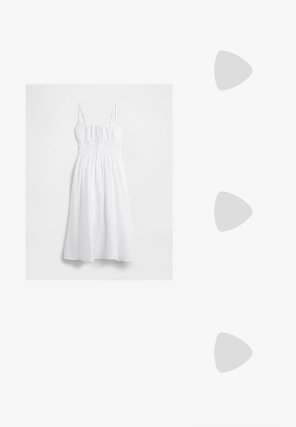 Robe midi blanche avec des fines bretelles, taille froncée, buste froncé et jupe ample texturée.; Chaussure slingback en cuir verni noir avec un embout pointu, des brides de cheville avec des boucles en argent et des éléments en métal, et un talon fin.; Sac à main en métal doré avec un design structuré, texture lisse et bandoulière ajustable. Présente une forme triangulaire unique et des coutures minimalistes.; Boucles d'oreilles dorées présentant des formes texturées et ondulées. Comprend des clips sculpturaux et un design de créoles ouvertes avec une finition martelée.