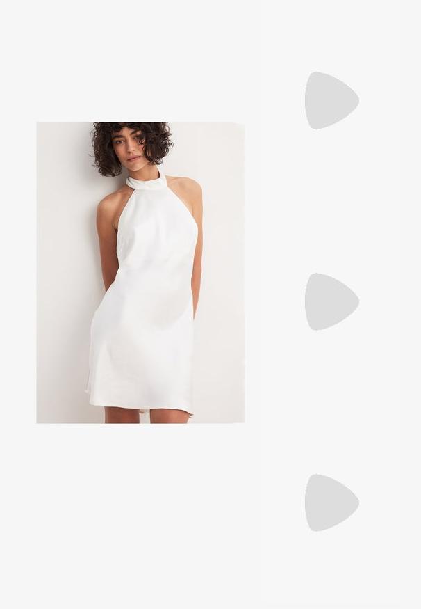 Robe blanche à col halter en tissu satin, présentant une texture lisse et un design minimaliste, sans manches avec une silhouette ajustée.; Sandale blanche à talons hauts avec un talon épais, présentant un design à lanières et un lien autour de la cheville. Texture lisse avec une plateforme à l'avant pour une hauteur supplémentaire.; Sac à épaule blanc avec une finition texturée, une accentuation par une boucle centrale et une forme courbée. Fermetures éclair des deux côtés.; Boucles d'oreilles en or avec une finition lisse et polie. Doté d'une forme en demi-cercle et d'une fermeture à tige sécurisée.