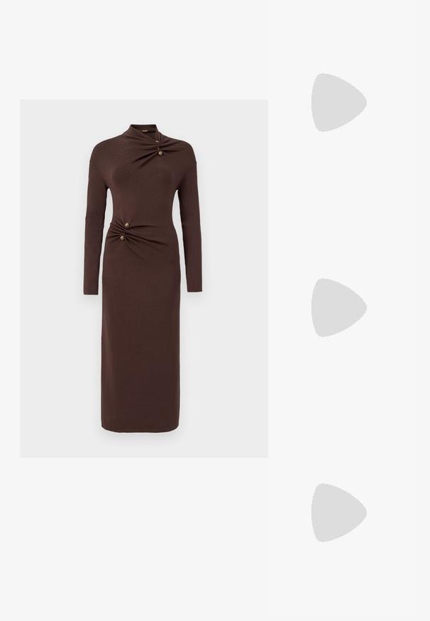 Rochie lungă, maro, cu mâneci lungi, având un gât înalt, detalii răsucite în talie cu două butoane aurii și un design ajustat care ajunge până la gleznă.; Pantofi cu toc slingback negri din patent, cu vârf ascuțit, cu imprimeu de șarpe texturat, curea ajustabilă și toc scurt texturat.; Geantă neagră din piele, tip crossbody, cu două buzunare frontale, catarame aurii, închidere cu fermoar și o curea subțire. Suprafață texturată și formă rectangulară compactă.; Cercei din metal auriu, cu un design curbat și alungit. Au o suprafață netedă și strălucitoare, cu un vârf rotunjit pentru un detaliu suplimentar.