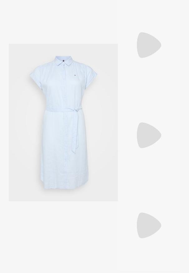 Lyseblå skjortekjole laget av pustende stoff. Har korte oppbrettede ermer, belte i midjen med knyting, og diskret logodetalj.; Hvite skinn slingback sandaler med flere brede stropper og sølvspenner; flat såle med en liten svart hæl og metalliske aksenter.; Svart skinn skulderveske med buet design, fremtredende spennelukking og hvite sømdetaljer. Justerbar stropp inkludert.; Sett med gull- og sølvøreringer som inneholder to hoop-design: det ene er glatt med en halvmåneform, mens det andre har lag på lag med sirkulære ringer.