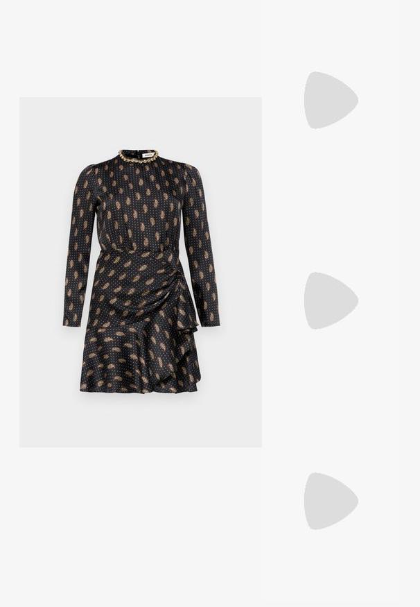 Langermet svart kjole med prikkemønster og paisley-detaljer, med rynket side og volangkant; perledekrage.; Sorte patent slingback hæl med spids tå, featuring tekstureret slangeskind, justerbar rem og en kort, tekstureret blokhæl.; Svart skinn crossbody veske med to frontlommer, gyldne spenner, glidelåslukking og en slank stropp. Teksturert overflate og kompakt rektangulær form.; Gullfargede metalløredobber med en buet, forlenget form. Har en jevn, blank overflate og en avrundet tupp for ekstra detaljer.