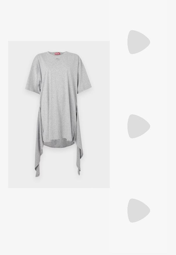 T-shirt cinza com mangas curtas, ajuste oversized, hem assimétrico, feito de tecido macio. Apresenta uma etiqueta de logotipo perto do decote.; Bailarina de couro preto, bico fino, design minimalista, textura suave, salto baixo, sem hardware ou embelezamentos visíveis.; Bolsa crossbody de couro preto com uma textura suave, forma retangular e um detalhe em corrente metálica na frente. Inclui uma alça ajustável.; Brincos de gota em prata com um pino quadrado, apresentando um acabamento liso e polido e uma forma de gota, refletindo a luz com uma superfície brilhante.