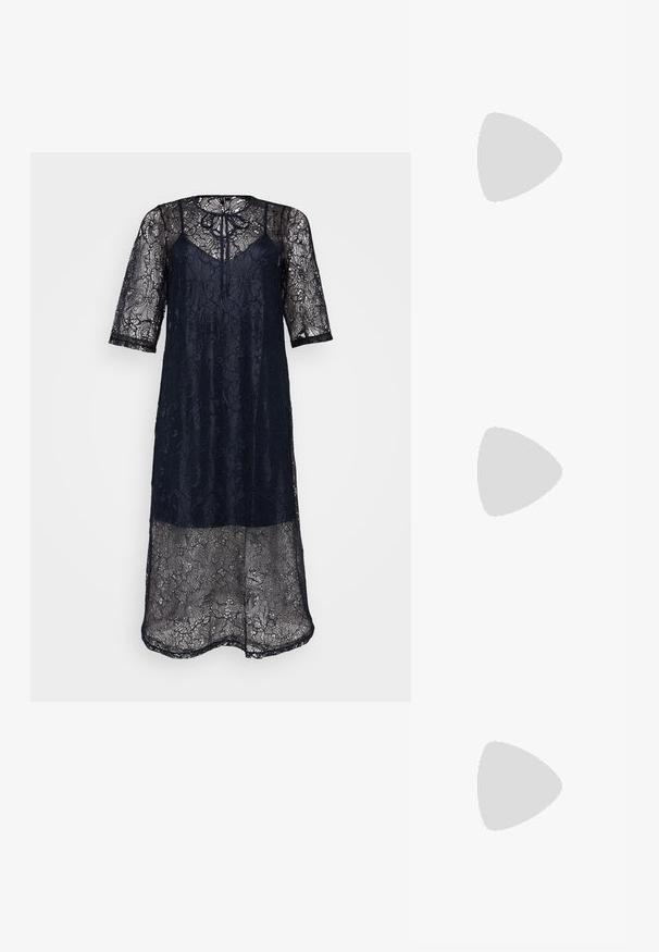 Rochie din dantelă albastru închis, cu mâneci scurte, având un guler cu șnur și modele florale intricate. Material transparent pentru un efect în straturi.; Pantof cu toc înalt, cu imprimeu leopard, cu vârf ascuțit și toc transparent. Fabricat dintr-un material lucios, cu o textură netedă.; Geantă cu imprimeu leopar în piele ecologică texturată, având un accent triunghiular în nuanță de aur și o curea de umăr detașabilă.; Cercei din aur în formă de inel cu un design ondulat și texturat. Au un mecanism de închidere din fir subțire și o suprafață lustruită, reflectorizantă.