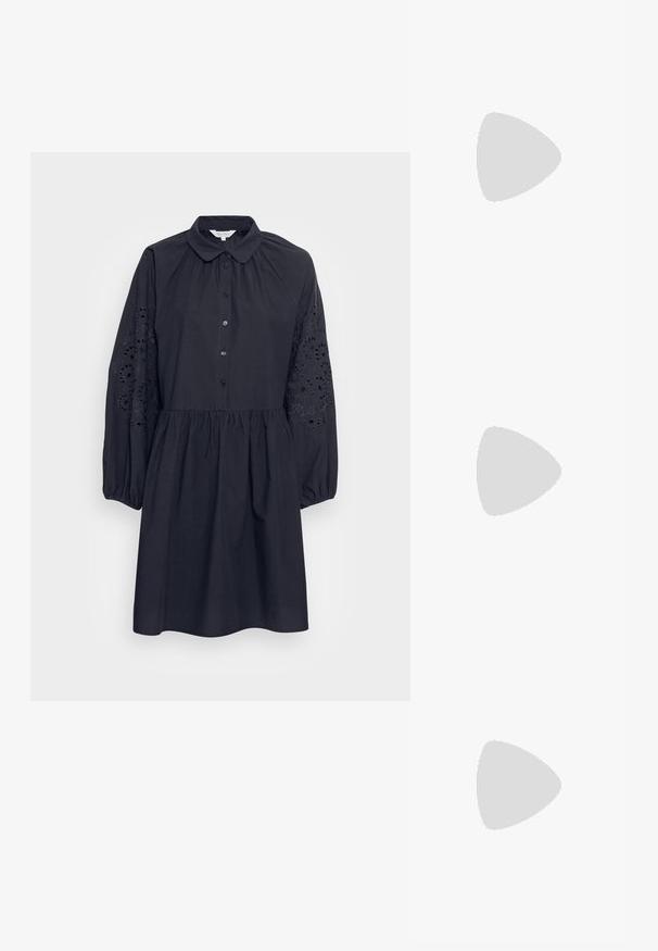 Part Two MILENE - Vestido camiseiro - dark navy; Sandy em verniz preto com salto slingback, ponta afilada e salto geométrico. Apresenta um design elegante e minimalista com textura suave.; Bolsa de mão metálica dourada com um design estruturado, textura suave e alça ajustável. Apresenta uma forma triangular única e costura minimalista.; Brincos em tom de ouro com formas onduladas e texturizadas. Inclui studs escultóricos com presilha e um design de argola aberta com um acabamento martelado.