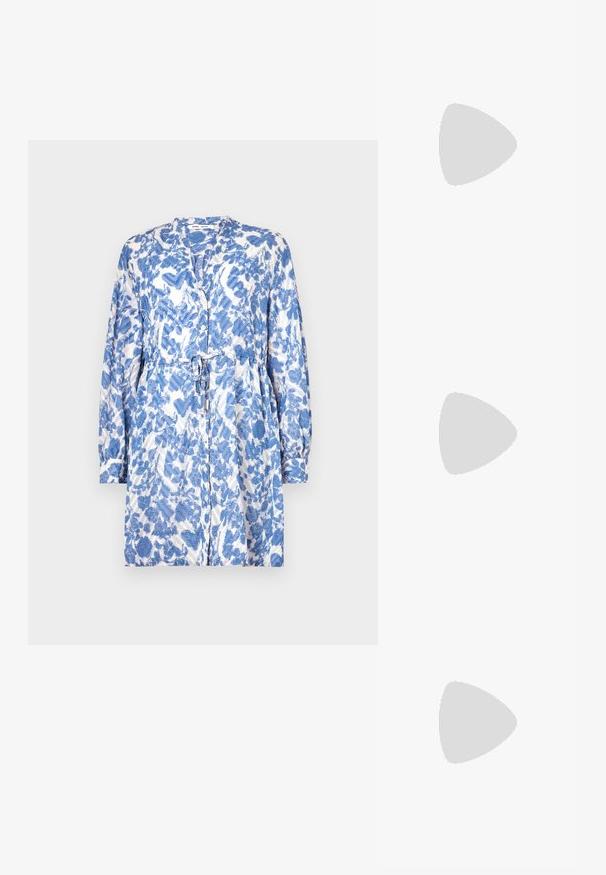 Rochie cu un model albastru și alb, cu mâneci lungi, talie legată și închidere cu butoane, având un material texturat, ușor.; Sandale negre cu toc înalt au curele subțiri cu un design legat, un vârf pătrat neted și un toc stiletto elegant.; Geantă metalică gri deschis, cu un strap din lanț, decorată cu mici ținte circulare metalice și un logo de marcă triangular.; Cercei rotunzi din argint cu un finisaj neted și strălucitor. Design ușor, având o formă rotundă și închidere cu tijă.