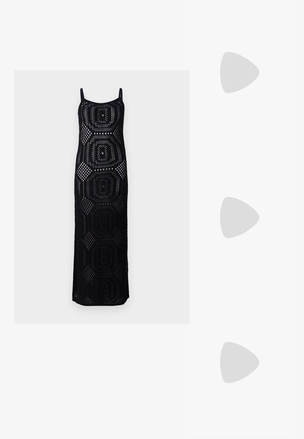 Vestido maxi de crochê preto com uma silhueta ajustada, apresentando padrões geométricos e tramas abertas. Alças ajustáveis e um decote reto.; Sapato de salto alto slingback prateado com bico fino, acabamento metálico, duas correias decorativas e um salto esbelto com ponta preta.; Bolsa metálica prateada com uma forma estruturada, apresentando uma alça superior e um detalhe de laço na frente. Textura suave, acabamento reflexivo.; Brincos em tom de ouro com formas onduladas e texturizadas. Inclui studs escultóricos com presilha e um design de argola aberta com um acabamento martelado.