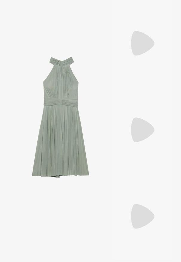 En mintgrön halterklänning med plisserad kjol, samlad byst och texturerad midja. Tillverkad av lättviktsmaterial.; Svart lackskin slingback-häl med spetsig tå, med texturerad ormskinnsprint, justerbar rem och en kort, texturerad blockklack.; Svart läderaxelväska med två framfickor, guldspännen, dragkedjestängning och en smal rem. Texturerad yta och kompakt rektangulär form.; Guldtonade örhängen med en rektangulär, klar kristall som hänger under en rad av små, runda klara accenter. Snygg, modern design.