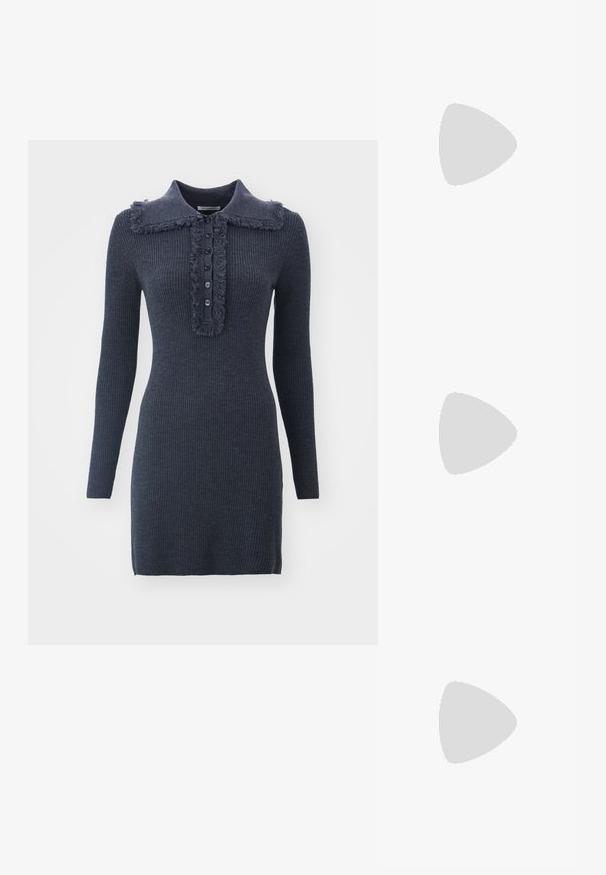 Rochie bleumarin în dungi, cu guler decolorat, închidere cu cinci nasturi și mâneci lungi, realizată dintr-un material tricotat texturat.; Sandelă din piele neagră cu vârf pătrat, curele subțiri, curea ajustabilă la gleznă și toc mic. Prezintă un mic accent auriu pe curea.; Geantă din piele cu model de crocodil negru, cu un design structurat, mână superioară, curea ajustabilă și un detaliu proeminent cu logo pe față.; Broșă de culoare aurie cu un design împletit, având linii netede și curbe și o formă complexă, ce reflectă un finisaj lucios.