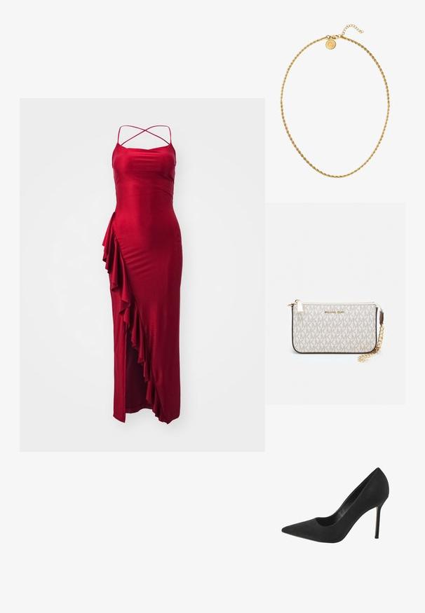 Rød satin maxikjole med justerbare korsrygsstropper, der har en rynke detaljer på siden og en tætsiddende silhuet. Glat tekstur, elegant design.; Sort ruskind højhælet pumpe med spids tå og udskæringsdetalje på siden; har en slank stilettohæl og glat inderside.; Michael Kors håndleddstropp i beige belagt lær med et gentaget MK-logo mønster, guld hardware og en aftagelig kædestrop.; Gul snoet kædethalskæde med en rund lås, der har en dekorativ skive. Justerbar længde med en kædeforlænger for fleksibilitet i pasformen.