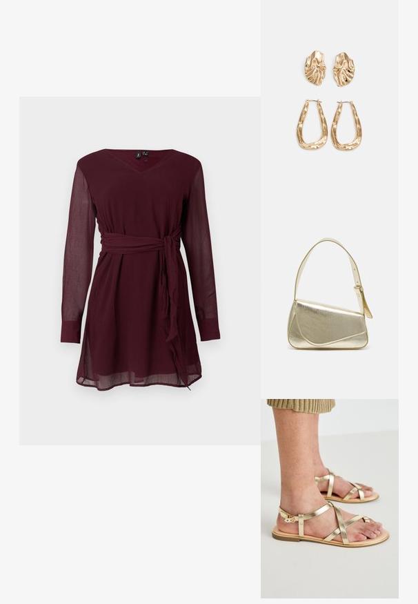 Bordeaux knelengde kjole med lange gjennomsiktige ermer, V-hals og en belte med knyting i midjen. Laget av lett, teksturert stoff.; Gylne metalliske flate sandaler har kryssete stropper og spenne ved ankelen. Sålen er lys tan med en glatt finish, som fremhever det elegante designet.; Gullfarget metallisk håndveske med en strukturert design, glatt tekstur og justerbar stropp. Har en unik trekantet form og minimalistisk søm.; Gullfargede øredobber med teksturerte, bølgete former. Inkluderer skulpturelle klipsstuds og åpen hoop-design med en hamret finish.