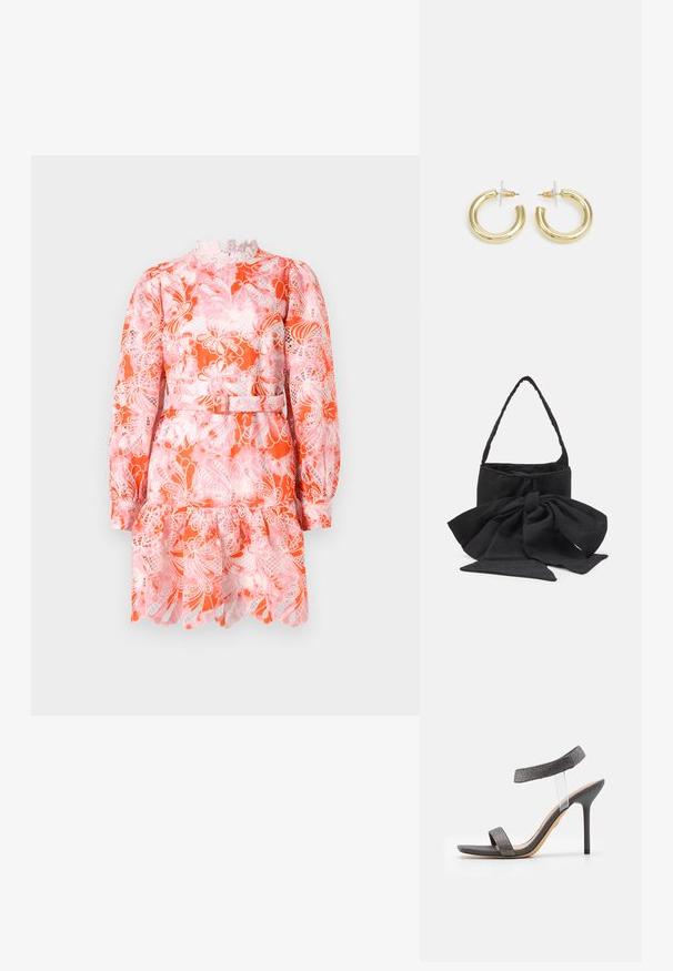 Šaty s krátkym rukávom v oranžovej a ružovej kvetinovej potlači s čipkovým golierom, volánovým lemom a priliehavým pásom s opaskom.; Čierne sandále na podpätku s priehľadným remienkom, textúrovaným zvrškom a štíhlym ihlovým podpätkom. Obsahujú široký predný pás a trblietavé akcenty.; Čierna textilná kabelka s viazanou mašľou, zaobleným tvarom, textúrovaným povrchom s drobnými vzormi a jedným tenkým uchom.; Zlaté kruhové náušnice s hladkým, lesklým povrchom. Cirkulárny dizajn s malým steblom a jasným záznamom pre bezpečné nosenie.