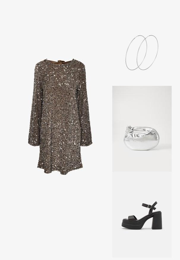 Langærmet kjole med en brun stof dækket af sølvfarvede palietter, med rund halsudskæring og en sløjfedetail på ryggen. Reflekterende og struktureret overflade.; Sort højhælet platform sandal med en bred rem over foden og ankelrem med metalspænde. Klodset hæl med en glat finish.; Sølvmetallic pose med en blød, rund form og en knyttet lukning foroven. Fremstillet af glat faux lædermateriale.; Sølvøreringe med et minimalistisk design. Cirkulær form, glat tekstur og tynd profil. Letvægtige med en poleret overflade.