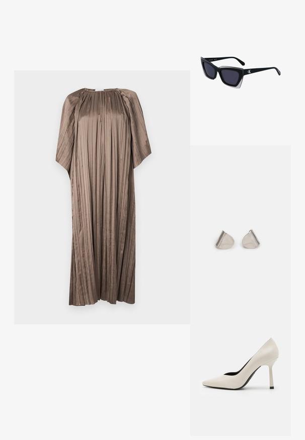 Hnědé plisované šaty z hladké tkaniny s kulatým výstřihem a volnými rukávy, s vertikálními sklady po celé ploše.; HUGO KATNISS - Lodičky na vysokém podpatku - natural; Černé oversized sluneční brýle geometrického tvaru, s tmavými skly a kontrastním šedým detailem na rámu. Logo na rameni.; Stříbrné kovové náušnice s hladkým tvarem slzy a lesklým povrchem. Jemné rytiny přidávají detail. Minimalistický design.