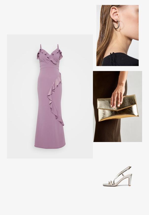 Lila Kleid mit Spaghettiträgern, das einen Rüschenausschnitt und eine diagonale Rüsche entlang der Seite aufweist. Glatte, figurbetonte Silhouette.; Metallisch silberner High-Heel-Sandalette mit offenem Zehenbereich, ausgestattet mit drei dünnen Riemen über dem Fuß und einem Knöchelriemen mit einer Schnalle.; Goldfarbene metallische Clutch mit einer glatten Textur und einem dreieckigen Klappenverschluss. Die Hand, die sie hält, hat ordentlich manikürte Nägel.; Silberne Creolen mit polierter Oberfläche, die kleine goldene Akzentdetails und eine runde Form aufweisen, am Ohrläppchen getragen.