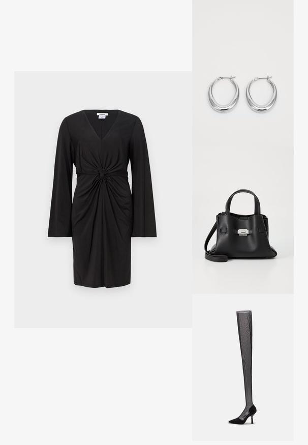 Schwarzes Kleid mit langen Ärmeln, V-Ausschnitt und einer gerafften Drehung in der Taille. Glatter Stoff mit figurbetonter Silhouette.; Patrizia Pepe BOOTS - Overknees - nero; Schwarze Ledertasche mit strukturiertem Finish, ausgestattet mit zwei oberen Griffen, einem abnehmbaren Schultergurt und einem silbernen Verschlussdetail.; Ein Paar polierte silberne Halbmond-Ohrringe mit Scharnierverschlüssen auf einem weißen Hintergrund.