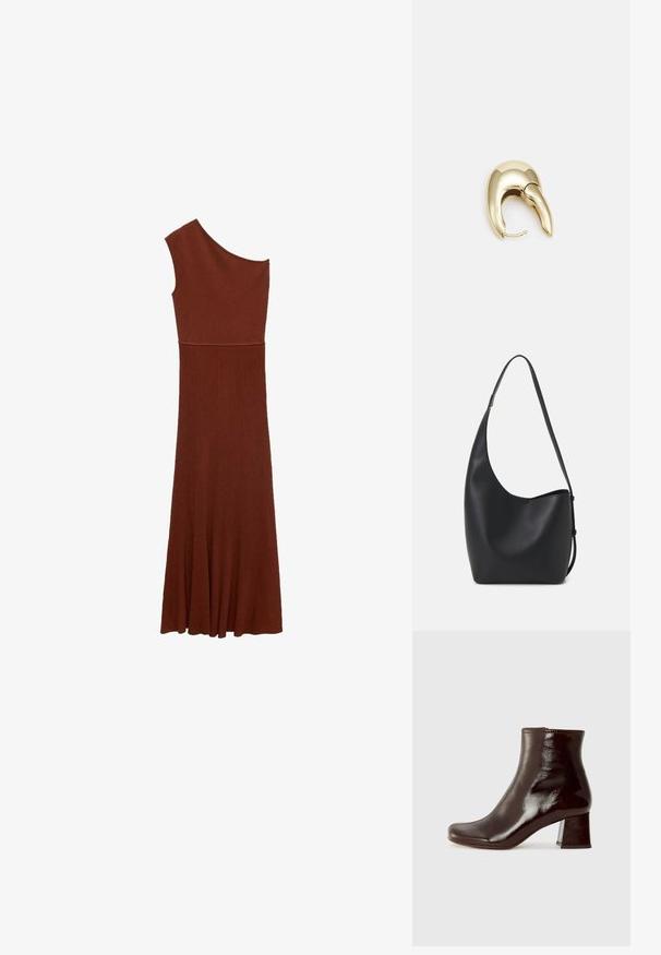Asymetrické hnedé šaty s rebrovanou textúrou a jedným ramienkom; priliehavá sukňa sa rozširuje do širokej spodnej časti. Hladká textúra po celom obvode.; Chie Mihara MUKI - Členkové čižmy s klinovým opätkom - sucre choco; Čierna kožená hobo taška so hladkou textúrou, zakriveným tvarom a jedným nastaviteľným popruhom; má široké otvorenie na vrchu.; Náušnice z kovu v zlatej farbe s elegantným, zakriveným dizajnom. Majú charakteristický špicatý tvar, leštený povrch a uzáver na pánt.