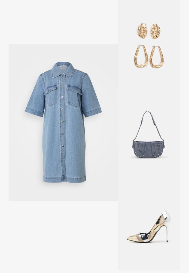 Abito in denim azzurro chiaro con maniche corte, chiusura con bottoni sul davanti, due tasche sul petto e colletto. Texture liscia, lunghezza al ginocchio.; Scarpa con tacco alto a punta, con una combinazione di colori argento, oro e nudo. Finitura lucida con design a ritaglio, con tacco a stiletto.; Borsa a spalla in denim con design plissettato, colore blu, dettagli in metallo argentato lungo i bordi e una tracolla strutturata.; Orecchini in tono oro caratterizzati da forme ondulate eTexture. Comprendono chiusure clip-on scultoree e un design a cerchio aperto con finitura martellata.