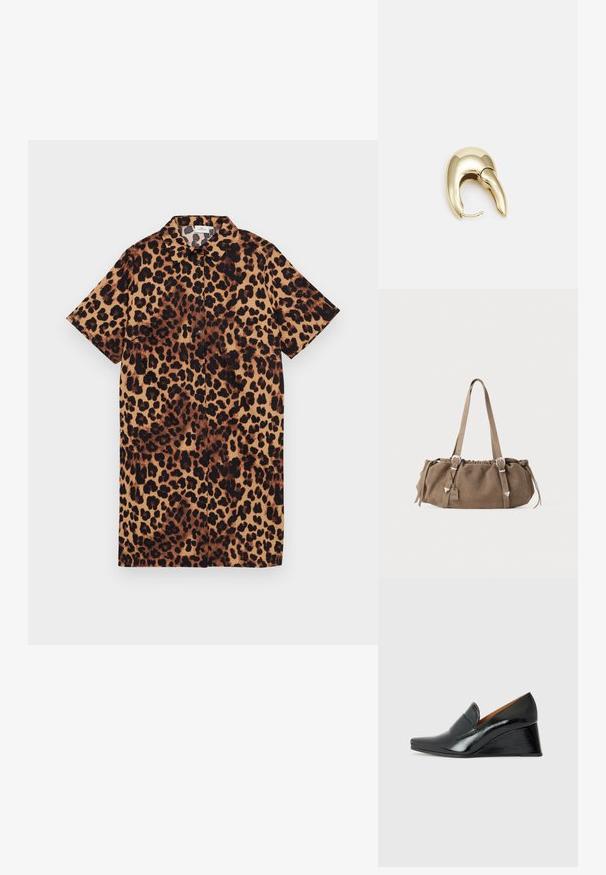 Camicia a maniche corte con stampa leopardata, dotata di colletto, chiusura con bottoni, e una palette di colori beige e marrone con macchie scure per un effetto tattile.; Chie Mihara VECINO - Zeppe - black; Borsa in suede marrone con parte superiore arricciata, dettagli in metallo argentato e due manici. Presenta una forma rettangolare e un design minimal.; Orecchino in metallo color oro con un design elegante e curvo. Presenta una forma appuntita distintiva, superficie lucida e chiusura a cerniera.