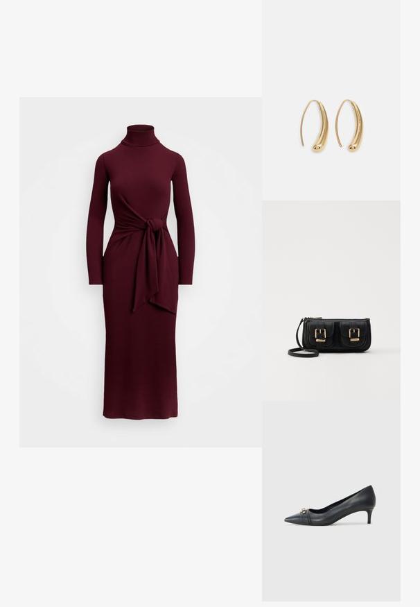Burgunderfarvet langærmet kjole med en høj hals, der har en knudedetalje i taljen og en tætsiddende silhuet. Glat tekstur, gulvlang.; Spidse sorte læderpumps med en lav hæl, der har et tekstureret stykke og metalaccent foran. Glat overflade og slankt design.; Sort læder crossbody taske med to frontlommer, guldspænder, lynlåslukning og en slank rem. Struktureret overflade og kompakt rektangulær form.; Guldfarvede metal hoops øreringe med en bøjet, forlænget form. Har en glat, skinnende overflade og en afrundet spids for ekstra detalje.