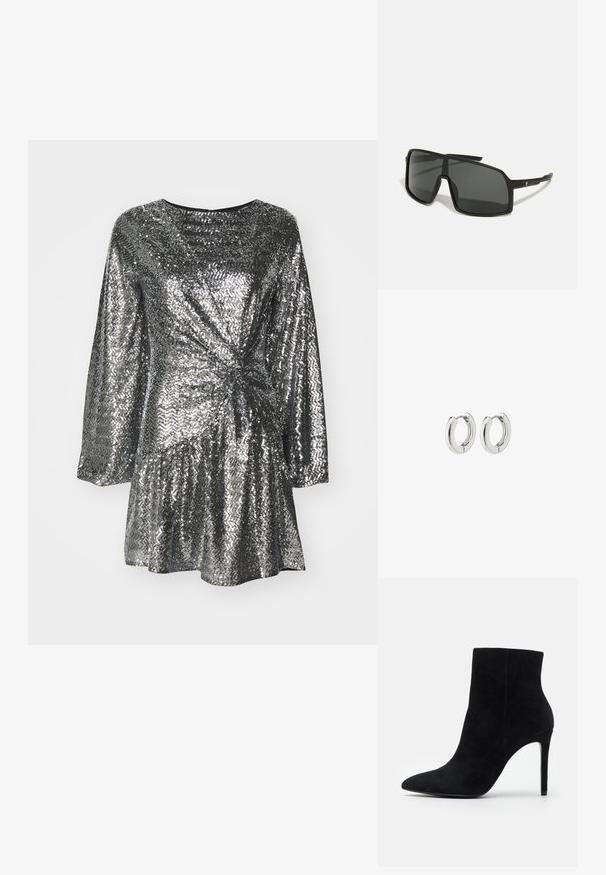 Srebrna sukienka z cekinami, z długimi rękawami, z charakterystycznym skręconym przodem i rozkloszowanym dołem. Gładka faktura o lustrzanym wykończeniu.; Czarne zamszowe botki za kostkę z ostrym noskiem i cienkim wysokim obcasem na jednolitym białym tle.; Czarne okulary przeciwsłoneczne z dużą, kanciastą oprawką, ciemnymi soczewkami i cienkimi, eleganckimi ramionami z małym logo po jednej stronie.; Srebrne kolczyki na kółkach o polerowanym wykończeniu, z okrągłym wzorem i bezszwowymi zawiasami, charakteryzujące się gładką teksturą.