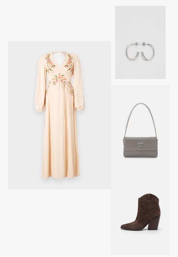 Robe longue de couleur rose pâle avec des manches longues, un décolleté en V, brodée de fleurs roses et vertes, et une taille à nouer. Comprend une fente sur le devant.; Guess JALELLA2 - Bottines à talons hauts - brown; Sac à main en métal gris clair avec une bandoulière en chaîne, orné de petits clous métalliques ronds et d'un logo de marque triangulaire.; Boucles d'oreilles en argent avec une finition lisse et brillante. Forme arrondie, conception légère, avec un fermoir à tige.