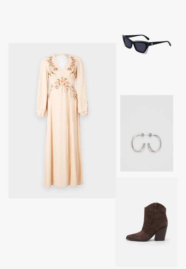 Dolga, svetlo roza obleka z dolgimi rokavi, V-izrezom, vezeninami rož v roza in zeleni barvi ter s pasom na vezanje. Ima prednji razporek.; Guess JALELLA2 - Gležnjarji z visoko peto - brown; Črne prevelike sončne očala geometrijske oblike, z temnimi lečami in kontrastno sivo podrobnostjo na okvirju. Logo na ročaju.; Srebrne obročaste uhane z gladko, sijočo površino. Zaobljena oblika, lahka zasnova, z zapiranjem na zatič.