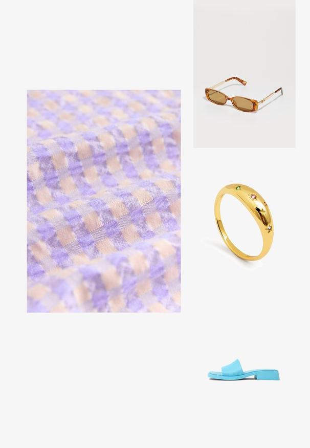Jasnofioletowa i beżowa tkanina w kratkę o miękkiej teksturze, z małymi kwadratami, ułożonymi w regularnym wzorze.; Niebieskie klapki slip-on z szerokim paskiem, płaską podeszwą i niskim obcasem blokowym. Gładkie, błyszczące wykończenie z minimalistycznym designem.; Brązowe okulary przeciwsłoneczne w cętki z prostokątnymi oprawkami, złotymi metalowymi ramionami i jasnobrązowymi soczewkami. Elegancki design, bez widocznych logo.; Złoty pierścionek z gładką, zaokrągloną obrączką, ozdobiony pięcioma akcentami w kształcie gwiazd, z których każda jest zdobiona kolorowymi kamieniami szlachetnymi w odcieniach różu, zieleni i niebieskiego.