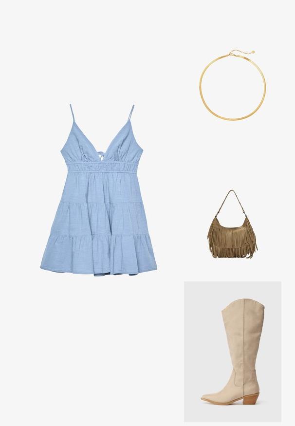 Jasnoniebieska sukienka bez rękawów z dekoltem w kształcie litery V, marszczonym gorsetem i warstwową spódnicą. Wykonana z teksturowanej tkaniny z regulowanymi ramiączkami.; Beżowe zamszowe kozaki do kolan z ostrym noskiem, na słupkowym obcasie i widocznymi detalami szwów. Gładka tekstura z prostym wzornictwem.; Brązowa torebka z zamszu z długimi frędzlami, o zakrzywionym kształcie i pojedynczym paskiem na ramię. Posiada gładką, teksturowaną powierzchnię.; Złota siateczkowa naszyjnik choker o płaskim, elastycznym kształcie. Posiada przedłużkę łańcuszka dla regulowanej długości. Gładka tekstura, minimalistyczny wygląd.