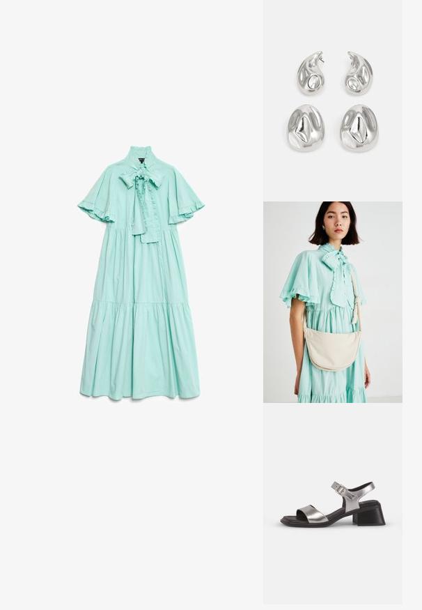 Mentazöld, térd fölött érő ruha könnyű anyagból, magas rakott gallérral, masni részlettel és rövid fodros ujjakkal.; Ezüst bőr szandál, nyitott orral, széles elülső pánttal, boka pánttal csattal és közepes blokk sarkával.; Krém színű táska, ívelt formával, puha textúrával és állítható pánttal, egy világos mentazöld fodros ruhával viselve.; Ezüst fülbevalók, amelyek két cseppformát és két kerek formát tartalmaznak, mindegyik fényes, tükröződő felülettel és sima textúrával.