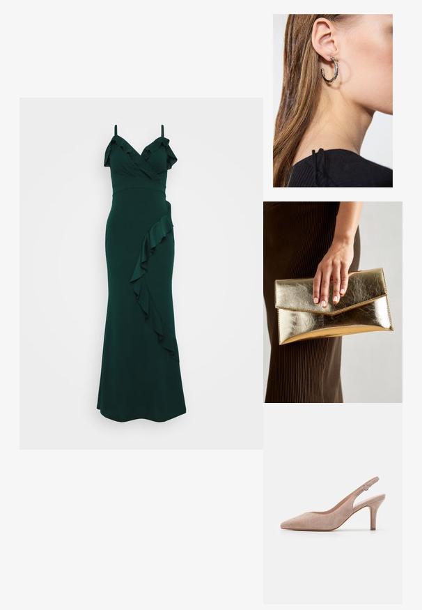 Smaragdzöld ruha vállpántokkal, fodros dekoltázzsal és oldalt végigfutó fodorral. Simább anyagból készült, testhez álló fazon.; Puha bézs velúr slingback magassarkú cipő, hegyes orral, karcsú sarokkal és állítható bokapánttal, kerek csattal.; Arany fémes clutch táska sima textúrával, háromszög alakú csattal. A kéz, amely tartja, szépen manikűrözött körmökkel rendelkezik.; Ez egy ezüst fülbevaló, sima felülettel, amelyen apró arany díszítőelemek találhatók. Kerek formájú és a fülcimpán viselik.