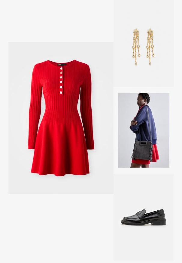 Sarkanais ribots adīts kleita ar garām piedurknēm, pieguļošu augšdaļu un izplatušu svārku. Ar apaļu kakla izgriezumu un pieciem baltiem pogām priekšpusē.; Melna lakota āda loafer ar gludu apdari, ar šūšanu priekšpusē un zemu bloku papēdi atbalstam. Zelta akcenti uz siksnas.; Pelēka zamša rokassoma ar frizēm, liela augšējā rokturī atvēršana un plāns siksna. Modelis valkā tumši zilu žaketi un sarkanas svārkus.; Zelta tonī auskari ar vairākiem kaskādes ķēdēm, kas rotāti ar caurspīdīgiem ovāliem rhinestone akcentiem un dekoratīvām pīrsingiem.