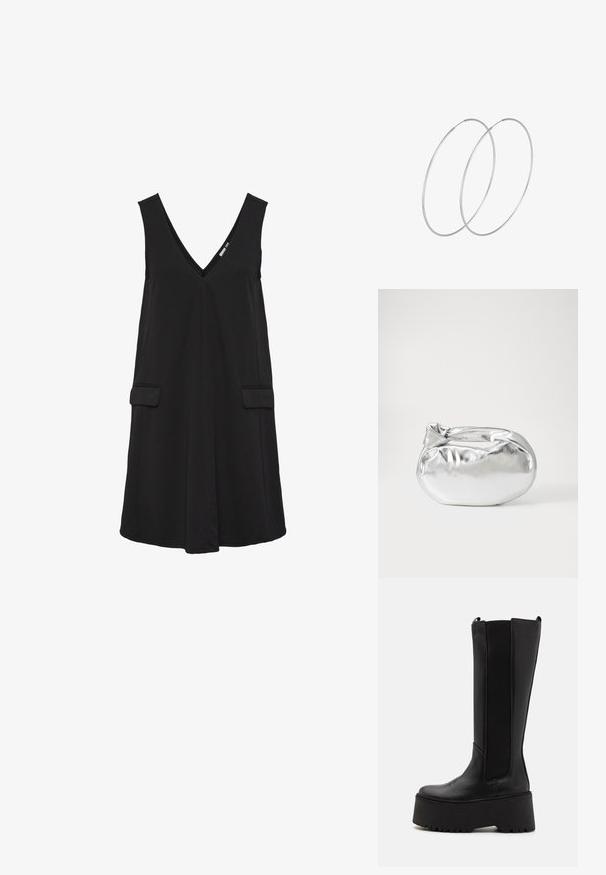 Czarna sukienka bez rękawów z dekoltem w serek, z przednimi kieszeniami i sylwetką w kształcie litery A.; Czarne botki do kolan z gładkiej skóry, z elastycznymi panelami bocznymi i grubą podeszwą platformową z bieżnikiem.; Srebrna metaliczna torba worek o miękkim, zaokrąglonym kształcie i zawiązywanym z góry zapięciem. Wykonana z gładkiego materiału imitującego skórę.; Srebrne kolczyki w formie obręczy o minimalistycznym designie. Okrągły kształt, gładka faktura i cienki profil. Lekkie, z polerowanym wykończeniem.