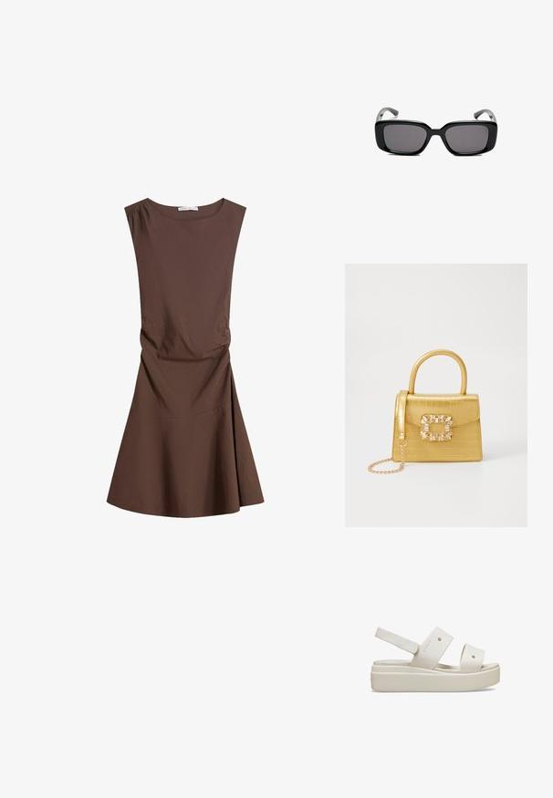 Beżowa sukienka bez rękawów, do kolan, z okrągłym dekoltem i delikatnym marszczeniem z boku, z rozszerzanym dołem na jednolitym białym tle.; Białe platformowe sandały z szerokimi paskami, wykonane z gładkiego materiału, z regulowanym paskiem z tyłu i wyraźną podeszwą. Minimalistyczny design.; Czarne prostokątne okulary przeciwsłoneczne z ciemnymi soczewkami, gładką plastikową ramką i wygiętymi zausznikami. Projekt jest masywny, o minimalistycznej estetyce.; Żółta torebka z faux-krokodylka o wyrafinowanej konstrukcji, z górnym uchwytem, odpinanym łańcuszkiem oraz dekoracyjnym kryształowym zdobieniem na zapięciu.