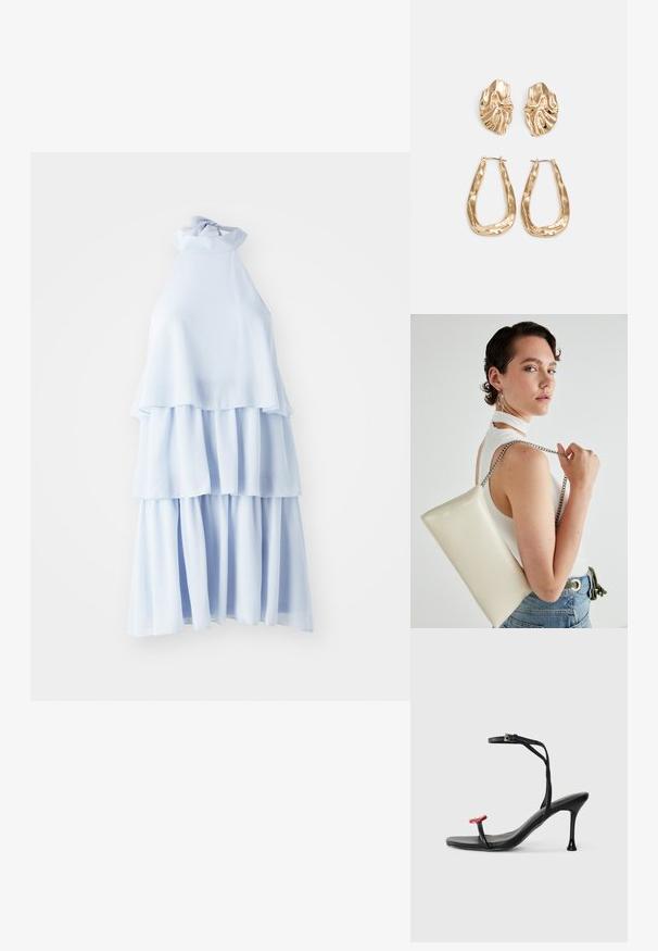 Ljusblå halterneck-klänning i mjukt tyg, med tre lager som har en flödande silhuett och en knytning vid halsen.; Svart klacksandaler med tunn ankelsnodd och en röd accent på tån. Har en slank design och glänsande finish med stilettklack.; Vitt rektangulärt clutch-väsk i glänsande material, med en kedjesnor i silver. Modellen poserar och visar upp väskan mot en neutral bakgrund.; Örhängen i guldton med texturerade, vågiga former. Inkluderar skulpturala clip-on-stift och öppen hoop-design med hamrad finish.