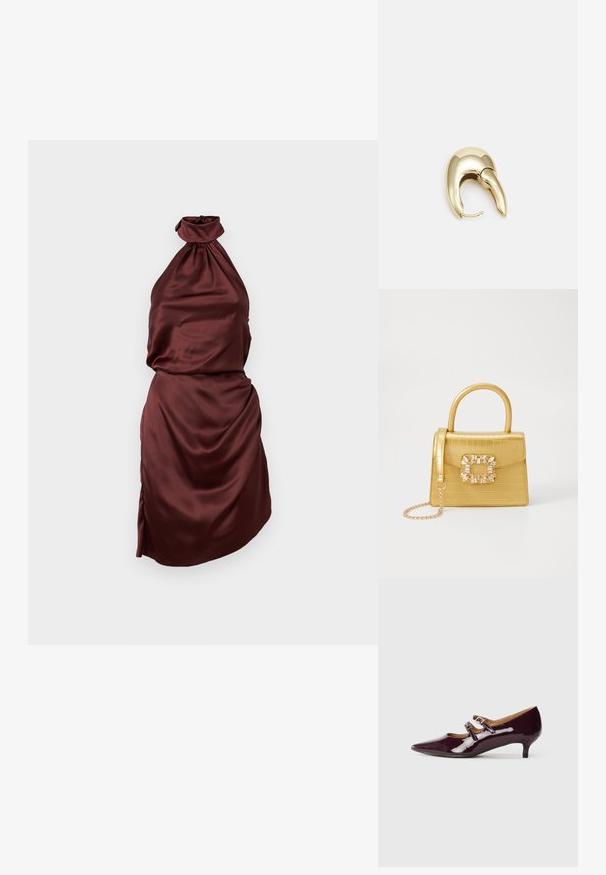 Burgunderrød satinkjole med halterneck, samlet halslinning, tettsittende liv og drapert skjørt, med en sideslitt. Glatt tekstur.; Lilla lakk lær hæler med spiss tå, to spennestropp og en lav hæl. Glatt tekstur med en blank finish.; Gul faux-krokodille veske med en strukturert design, toppen håndtak, avtagbar kjede stropp, og dekorativ krystallbortsettelse på låsen.; Gullfarget metalløredobber med et elegant, buet design. Har en karakteristisk spiss form, polert overflate og hengsel-lukking.