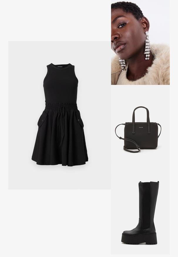 Juodas be rankovių suknelė su raukiniu viršuje ir plazdančia sijonu. Su elastine juosmens juosta ir dviem šoninėmis kišenėmis su mygtukais.; Juodos iki kelių siekiančios aulinės su lygaus odos kūnu, elastinėmis šoninėmis juostelėmis ir storu platformos padu su raštuota apatine dalimi.; Juoda rankinė su dviem trumpais rankenėlėmis ir nuimamu petį. Lygaus odos tipo medžiaga su užtrauktuku ir logotipo detale.; Sidabriniai auskarai, papuošti keliais skaidriais deimantais, turintys kaskadą primenančią struktūrą ir tekstūruotas paviršius, prieš neutralų foną.