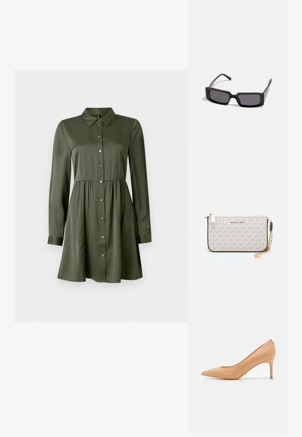 Hosszú ujjú, olíva zöld gombos ruha, fitted derékkal és gallérral, enyhén bővülő szoknyával és felhajtott ujjakkal.; Beige bőr hegyes orrú magassarkú cipő vékony sarokkal. Simaság és minimalista design jellemzi, alacsony kivágású, V-alakú nyitott résszel.; Fekete napszemüveg téglalap alakú kerettel, sötét lencsékkel és sima, fényes felülettel. Vékony szárakkal rendelkezik, az oldalán diszkrét márkajelzéssel.; Michael Kors bézs bevonatos vászon karkötő, amely ismétlődő MK logó mintával, aranyszínű fémrészletekkel és levehető lánchordóval rendelkezik.
