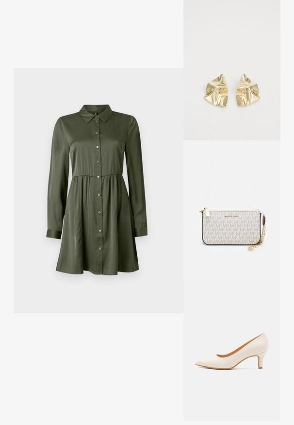 Olīvu zaļš garā piedurkne ar pogām pie krūtīm, ar pieguļošu jostu un apkakli, nedaudz izsistā svārku daļa un piekārtinātas piedurknes.; Baltas ādas augstpapēžu kurpes ar smailu purngalu un šauru, nedaudz slīpu papēdi. Gluda tekstūra ar minimālistisku dizainu un brūnu zoli.; Michaela Korsa rokassomi bez̦ā īšojuma, kas izgatavota no apklāta kanvas, iekļaujot atkārtotu MK logotipa rakstu, zelta aparatūru un noņemamu ķēdes siksnu.; Zelta metāla auskari ar viļņveida dizainu; gluda, atstarojoša virsma; asimetrisks formas; nav redzamu rakstu vai piederumu.