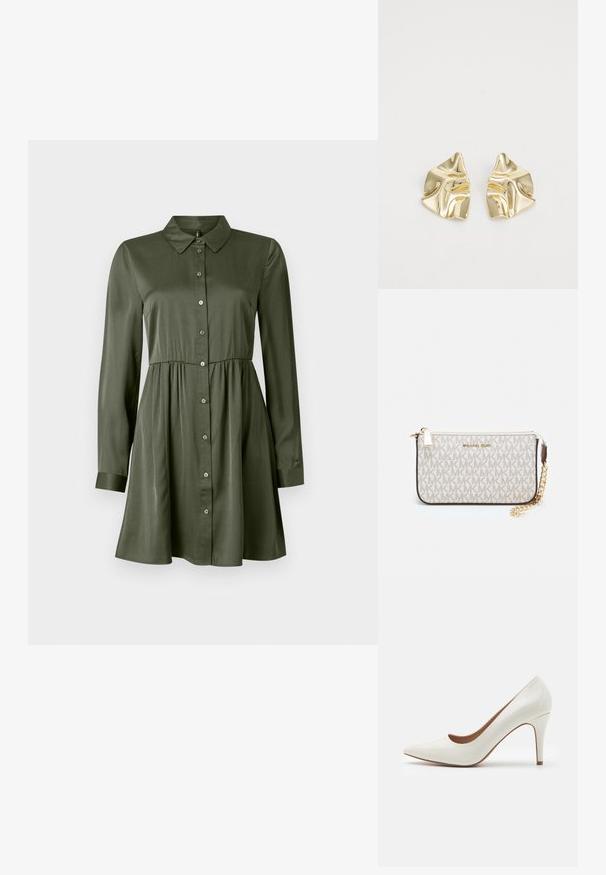 Kostýmové šaty s dlouhým rukávem v olivově zelené barvě, s vypasovaným pasem a límečkem, mírně rozšířenou sukní a manžetovými rukávy.; Bílé lakované kožené lodičky na vysokém podpatku s špičatou špičkou a hladkým povrchem, vybavené štíhlým podpatkem a nízkým střihem kolem otvoru.; Kabelka na zápěstí Michael Kors v béžové potažené plátno s opakujícím se vzorem loga MK, zlatými kovovými doplňky a odnímatelným řetízkovým popruhem.; Zlaté kovové náušnice s vlnitým designem; hladký, lesklý povrch; asymetrický tvar; žádné viditelné vzory nebo hardware.
