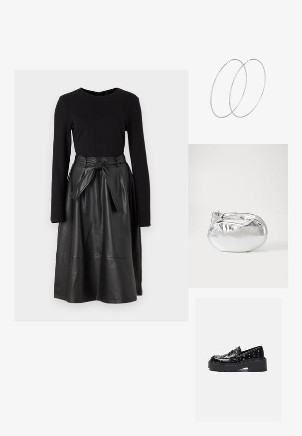 Schwarzes Langarmoberteil kombiniert mit einem schwarzen Rock aus Kunstleder, der über einen gebundenen Bund und eine glatte, glänzende Textur verfügt.; Schwarze Lederloafer mit silbernen Nieten, ausgestattet mit einer dicken Plattformsohle und einem breiten Riemen über dem Vorderfuß. Glatte Textur, runde Form.; Silberne metallic Pouch-Tasche mit einer sanften, abgerundeten Form und einem geknoteten Verschluss oben. Hergestellt aus glattem Kunstleder.; Silberne Creolen mit minimalistischem Design. Rundform, glatte Oberfläche und dünnes Profil. Leichtgewichtig mit hochglänzender Oberfläche.